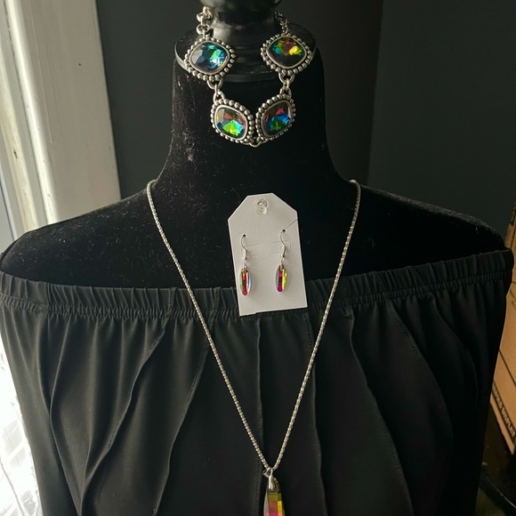 Silver and White Jewelry Set - Picture 3 of 16